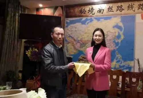 张子福向中国野生菌博物馆捐赠1150克松露的大松露