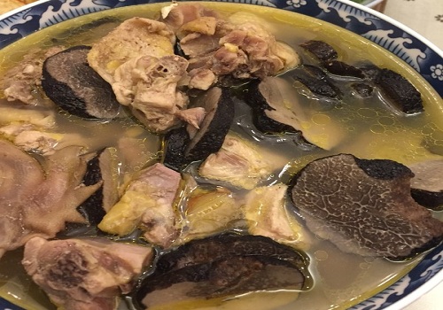 alt=黑松露吃法三:黑松露炖鸡汤